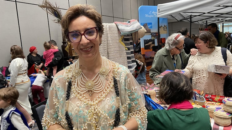 امرأة في قاعة مع أشخاص آخرين.