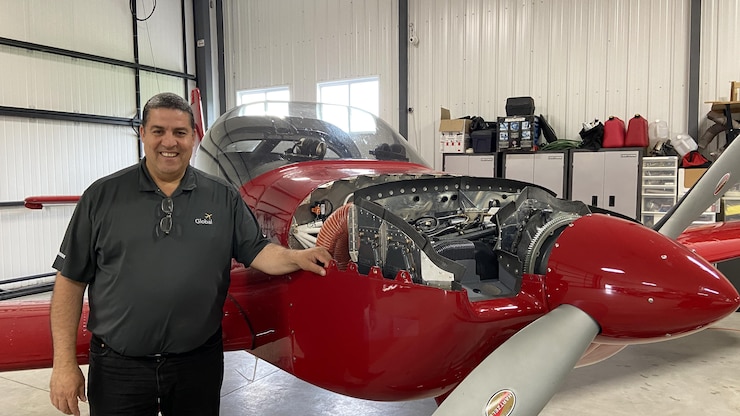 رجل أمام طائرة.