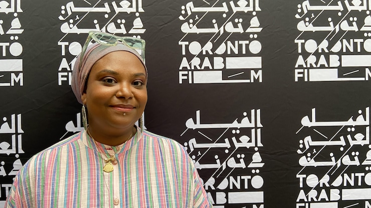 امرأة أمام ملصق.