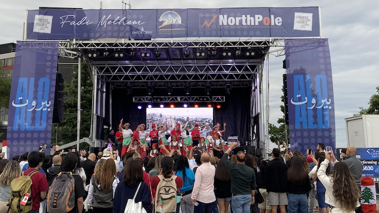 أشخاص أمام منصة.