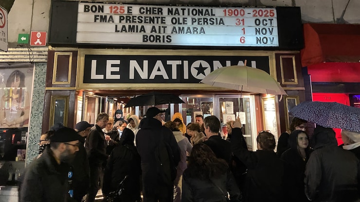 أشخاص خارج مدخل مبني.