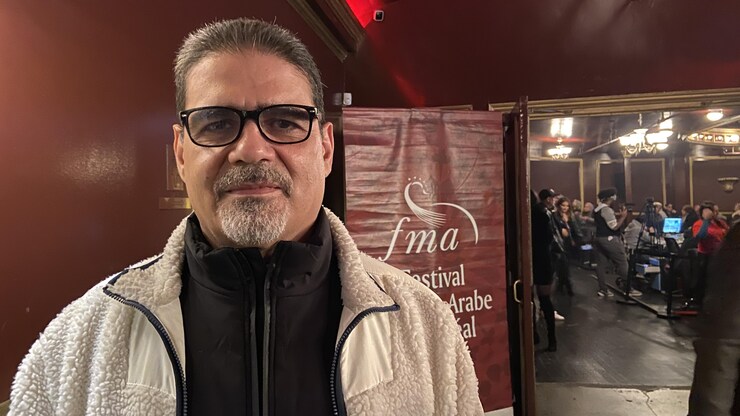 رجل أمام ملصق.