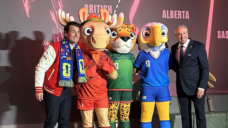 Adam van Koeverden, secretario de Estado (Deportes) y representante de Canadá ante la FIFA, y Peter Montopoli, director del torneo de Canadá para la FIFA, junto a las mascotas de la Copa Mundial de la FIFA 2026.