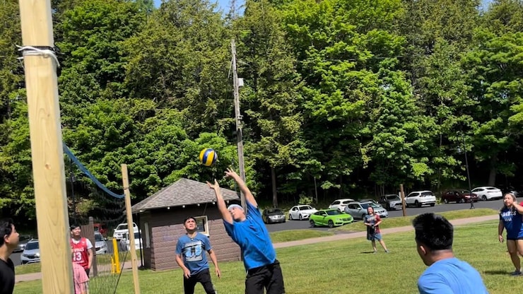 Lalaki akmang pinalo ang bola sa larong volleyball.