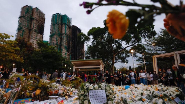 自火灾发生以来，香港市民在被烧毁的建筑附近献花并留下悼念信息。