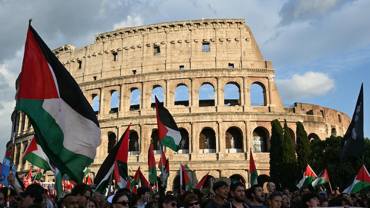 متظاهرون يحملون أعلاماً فلسطينية تجمّعوا أمس أمام الكولوسيوم في وسط العاصمة الإيطالية روما للإعراب عن دعمهم لـ’’أسطول الصمود العالمي‘‘ الذي يسعى لكسر الطوق الإسرائيلي المفروض على قطاع غزة الفلسطيني.