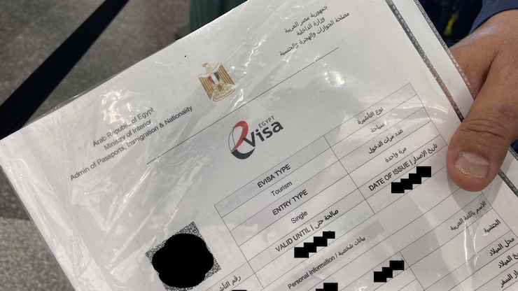 يد تمسك بورقة.