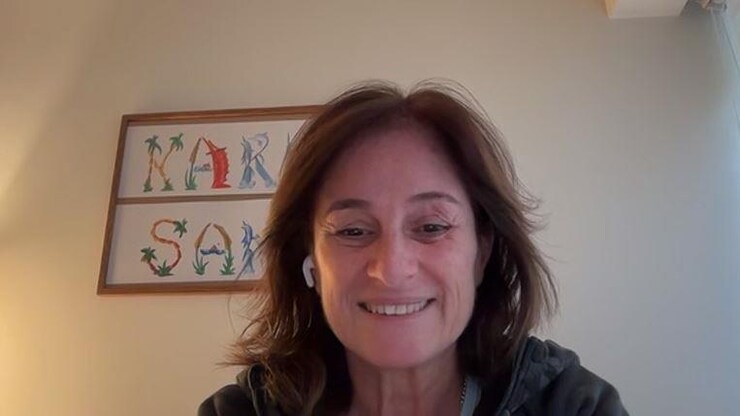 صورة مقربة لامرأة.