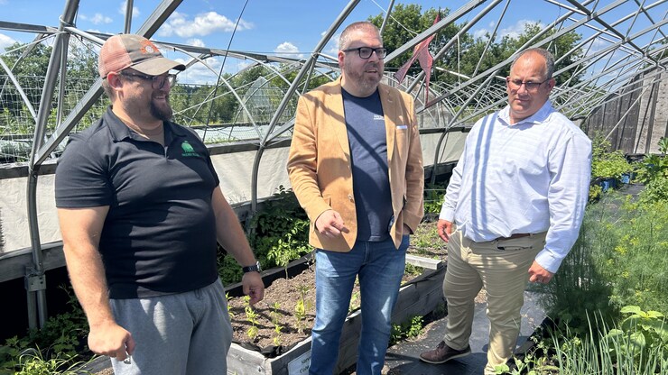 Une montagne de fruits et légumes envoyée au dépotoir par un organisme ...