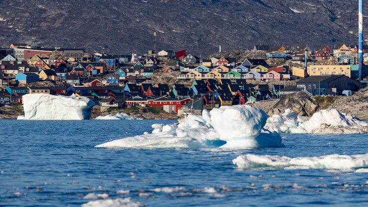 海湾内一块浮冰。