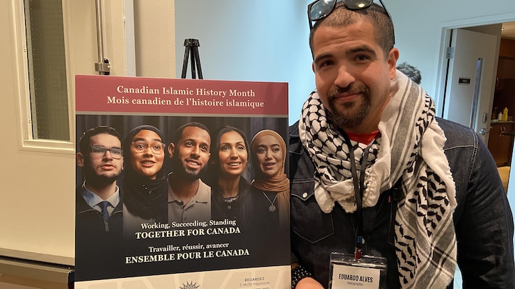 رجل أمام ملصق.