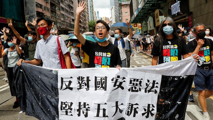Des Hongkongais manifestent dans la rue. 