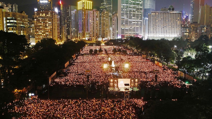 广场上一片烛光海。