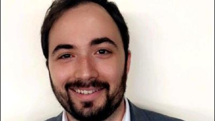 صورة مقرية لرجل.