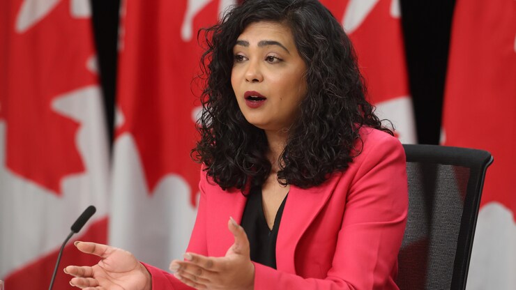النائبة عن الحزب الليبرالي الكندي إقراء خالد تتحدث في مؤتمر صحفي.