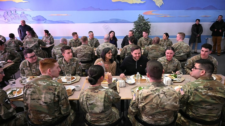 美国副总统万斯（J.D. Vance）及夫人去年三月前往格陵兰岛的美国军事基地。