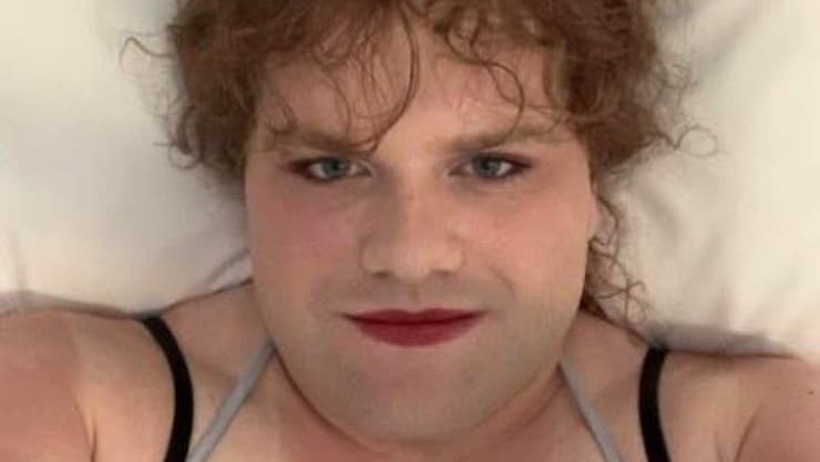 مطلقة النار المشتبه بها: جيسي فان روتسيلار، عمرها 18 عاماً.   
