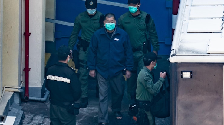 黎智英被押送。