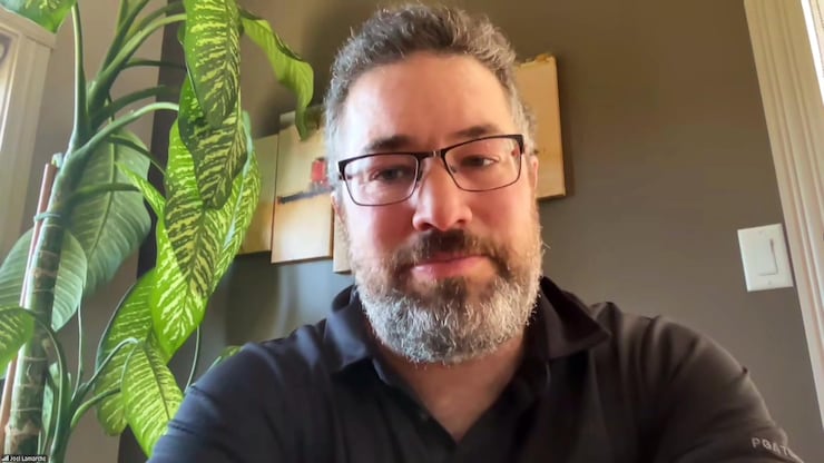 Un homme interviewé par vidéoconférence.