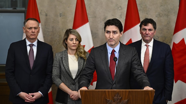 Le premier ministre Justin Trudeau prononce un discours entouré des ministres David McGuinty, Mélanie Joly et Dominic LeBlanc, le 1er février.