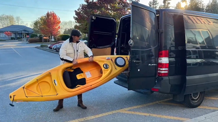 华涌把皮划艇放到车内。