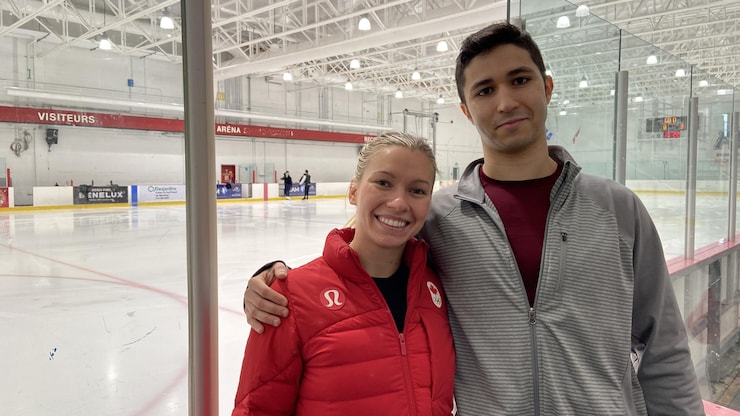 امرأة ورجل في حلبة تزلج.