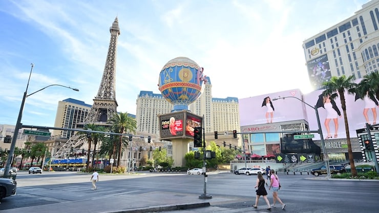 Unas personas pasean en el área turística de Las Vegas, en agosto de 2026.