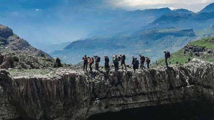 يعبر المسار الوطني أيضا في جرد العاقورة، الواقع في أعالي قضاء جبيل في محافظة جبل لبنان، ويعتبر قبلة عشاق المشي في المسارات الطبيعية لكونه أحد أبرز وأجمل المناطق الجبلية المرتفعة في لبنان.