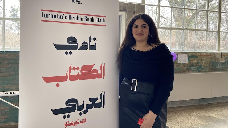 امرأة أمام ملصق.