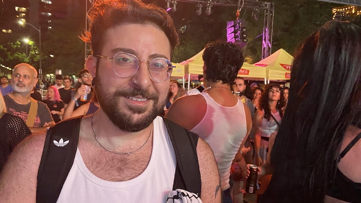 رجل وسط حشد من الناس.