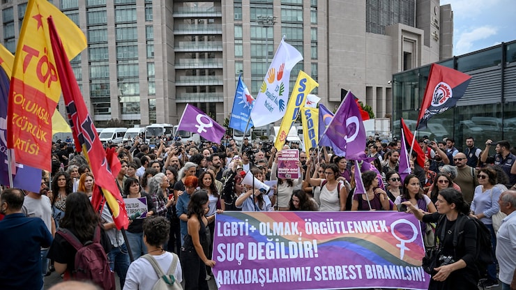 Manifestación en Estambul para denunciar las persecuciones y detenciones sufridas recientemente por los miembros de la comunidad LGBT+ en Turquía.