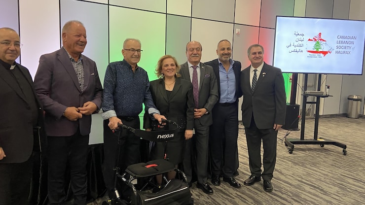 أشخاص أمام شاشة عرض.
