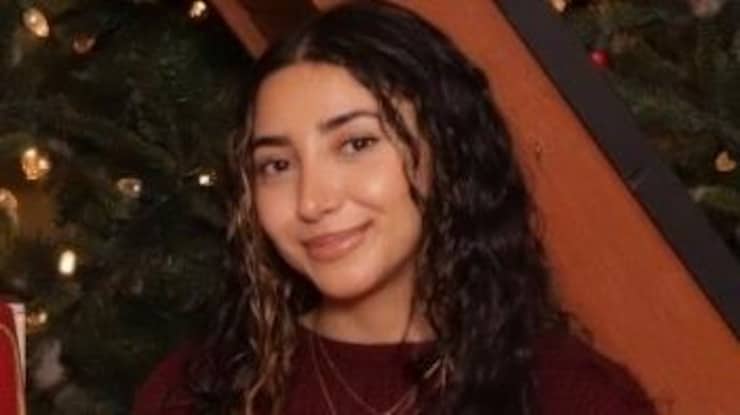 صورة مقربة لامرأة.