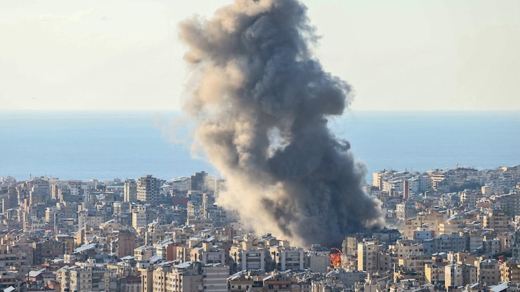 Des panaches de fumée s'élèvent à la suite du bombardement israélien sur la banlieue sud de Beyrouth.