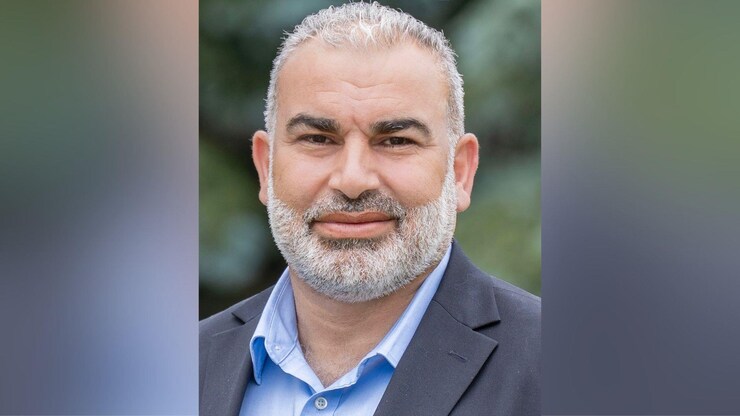 صورة مقربة لرجل.