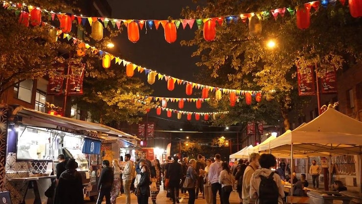 去年，温哥华点亮唐人街的夜景。
