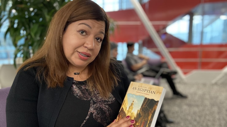 Une femme tenant un livre.