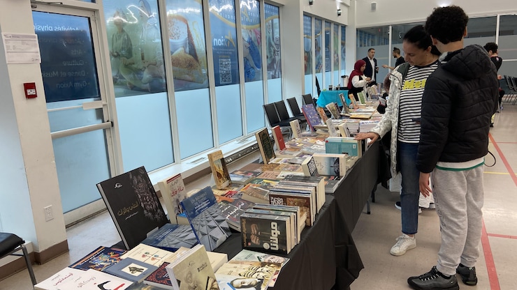 كتب موضوعة على طاولة عرض.