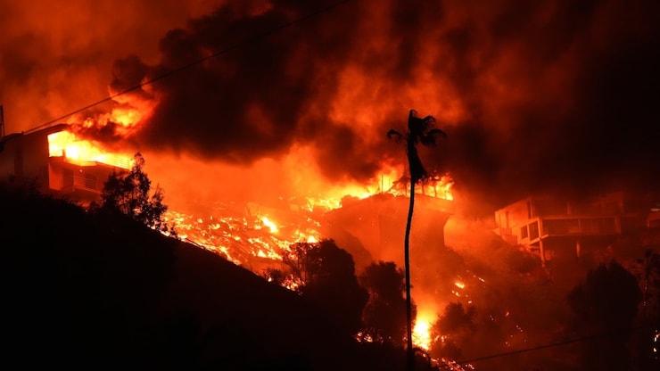 The​ Palisades Fire burns homes on a hilltop in the Pacific Palisades neighbourhood of Los Angeles, on Wednesday.