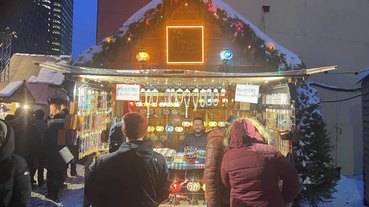 أشخاص أمام كشك.