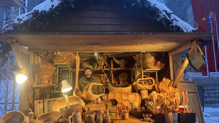 رجل داخل كشك.