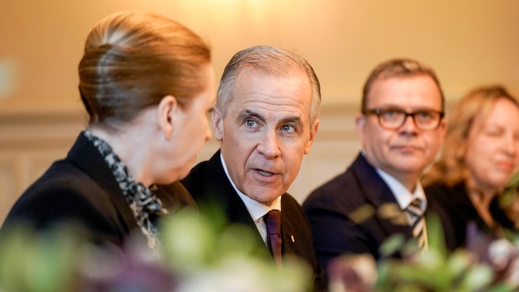 Le premier ministre canadien Mark Carney (2e à gauche) s'entretient avec la première ministre danoise Mette Fredriksen (à gauche) au siège du gouvernement à Oslo, en Norvège, le 15 mars 2026. 