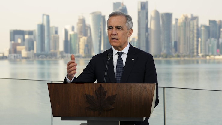 رئيس الوزراء الكندي مارك كارني متحدثاً أمس في مؤتمر صحفي في متحف الفن الإسلامي في الدوحة.