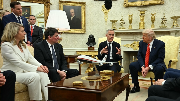 Le premier ministre canadien Mark Carney, accompagné des ministres Mélanie Joly et Dominic Leblanc, rencontre le président américain Donald Trump dans le bureau ovale de la Maison-Blanche le 6 mai 2025.