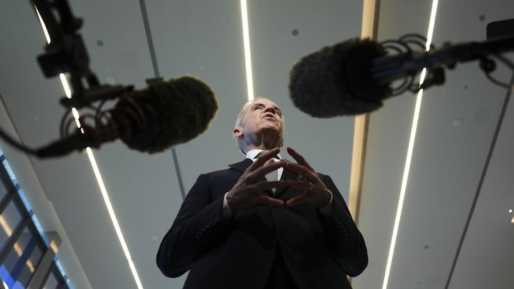 رئيس الوزراء الكندي مارك كارني متحدثاً إلى الصحفيين اليوم في أبو ظبي.
