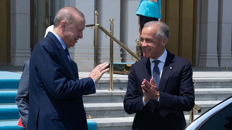El presidente turco, Recep Tayyip Erdoğan, junto al primer ministro, Mark Carney.