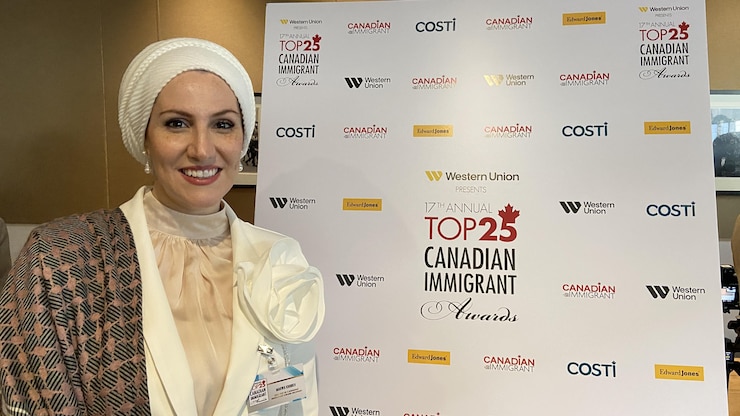 امرأة أمام ملصق.