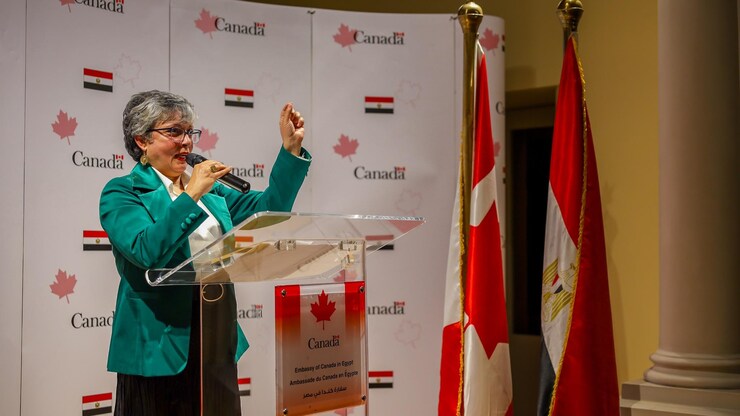 امرأة تتحدّث في ميكروفون.