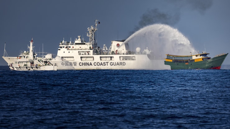 中国海警船向一艘菲律宾补给船发射水炮。