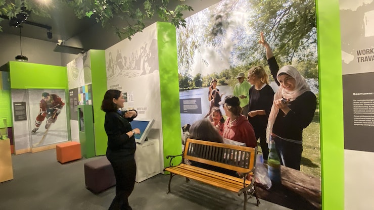 امرأة أمام ملصق.